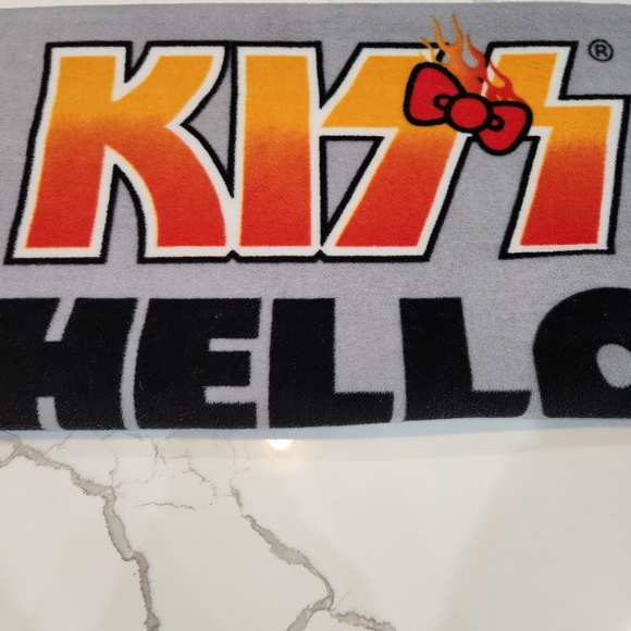 HELLO KITTY KISS ROCK BAND 43.5" X 57.5" BLANKET - Picture 6 of 6